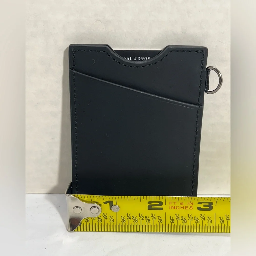 THREAD VERTICAL LEATHER WALLET Built in metal D-ring to attach lanyard, key hook